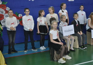Uroczyste celebrowania Święta Uchwalenia Konstytucji 3 Maja w Szkole Podstawowej im. Mikołaja Kopernika w Łękińsku.